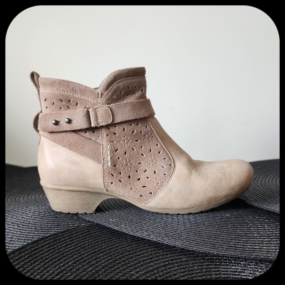COBB HILL || Panel Punchout Ankle Boot (SIZE 7M)